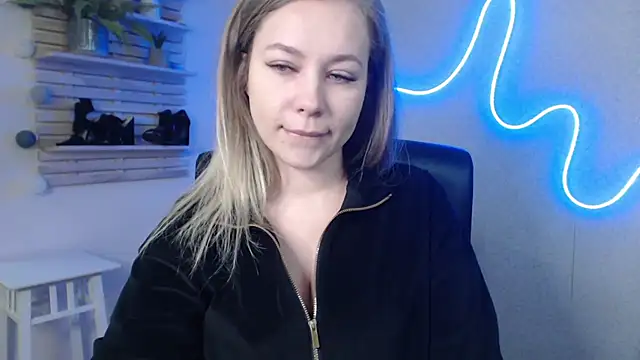 holly xglam online show from 01-08-25, 04:23