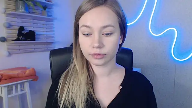 holly xglam online show from 03-18-25, 03:20