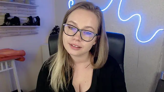 holly xglam online show from 03-19-25, 06:24