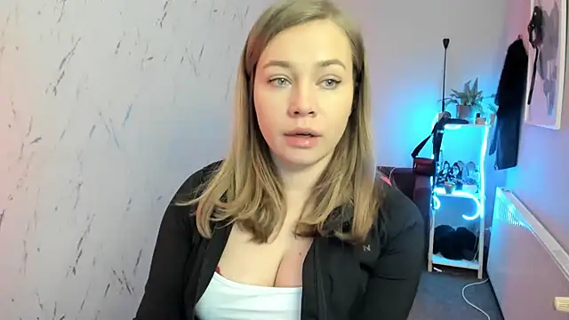 Snapshot of holly_xglam chatting on 02-14-26, 08:27 holly xglam online show from 02-14-26, 08:27