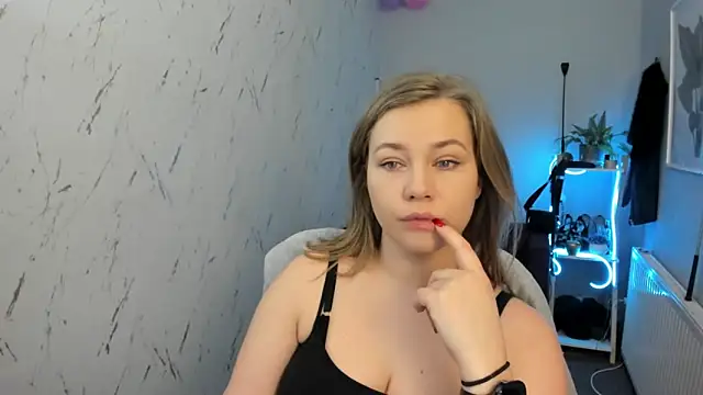 Snapshot of holly_xglam chatting on 02-15-26, 06:15 holly xglam online show from 02-15-26, 06:15