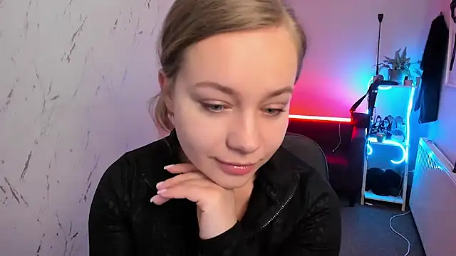 Snapshot of holly_xglam chatting on 02-26-26, 07:57 holly xglam online show from 02-26-26, 07:57