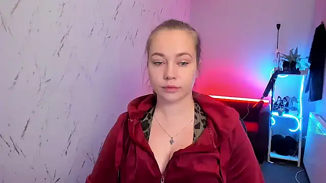 Snapshot of holly_xglam chatting on 03-18-26, 08:01 holly xglam online show from 03-18-26, 08:01