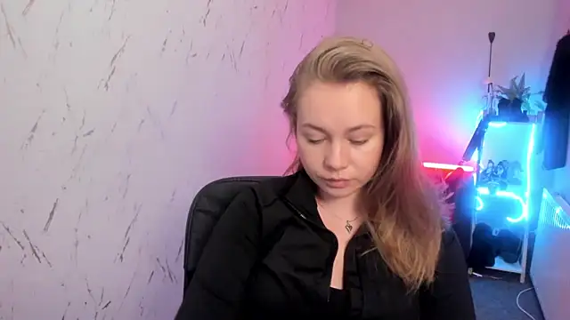 Snapshot of holly_xglam chatting on 03-23-26, 08:35 holly xglam online show from 03-23-26, 08:35