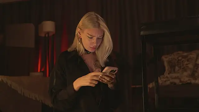 Snapshot of LinaKinky chatting on 12-12-24, 12:01 LinaKinky online show from 12-12-24, 12:01