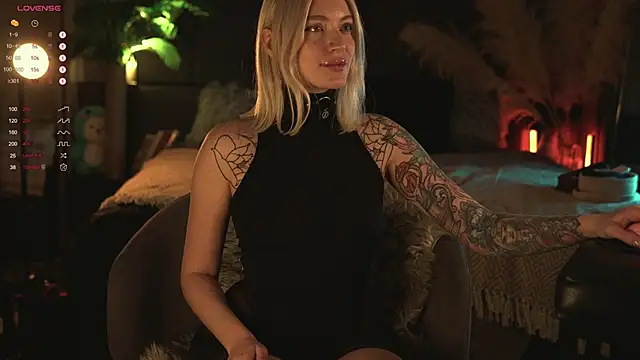 Snapshot of LinaKinky chatting on 12-14-24, 03:25 LinaKinky online show from 12-14-24, 03:25