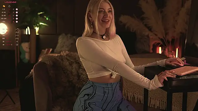 Snapshot of LinaKinky chatting on 12-15-24, 09:03 LinaKinky online show from 12-15-24, 09:03