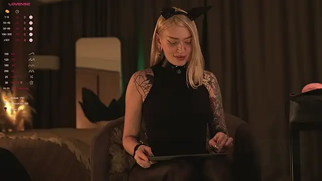 Snapshot of LinaKinky chatting on 01-24-25, 06:04 LinaKinky online show from 01-24-25, 06:04