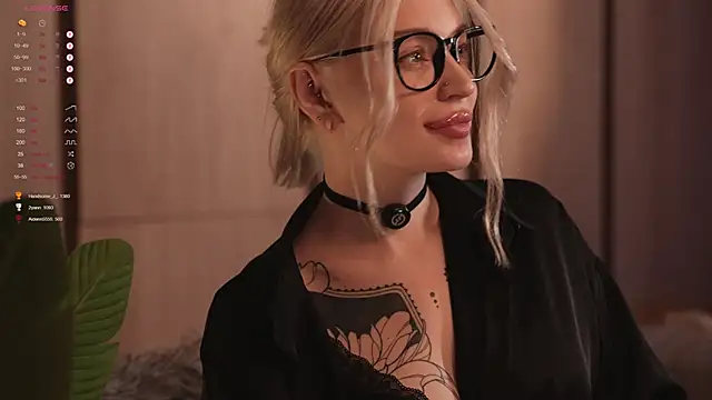 Snapshot of LinaKinky chatting on 02-28-25, 03:48 LinaKinky online show from 02-28-25, 03:48