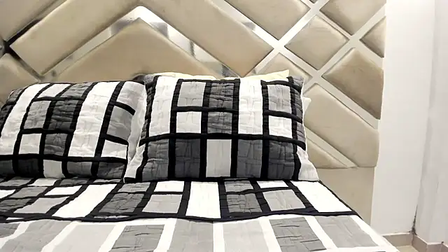 Snapshot of littlekittenn98 chatting on 10-28-25, 07:27 littlekittenn98 online show from 10-28-25, 07:27