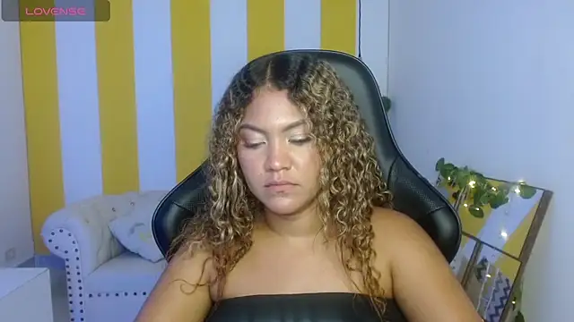 Snapshot of Cristal_War chatting on 02-25-25, 12:14 Cristal War online show from 02-25-25, 12:14