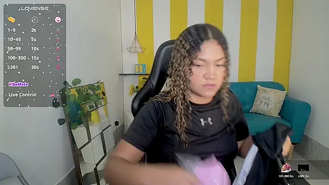 Snapshot of Cristal_War chatting on 10-23-25, 10:52 Cristal War online show from 10-23-25, 10:52