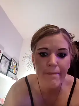 Snapshot of EverlynnCynn20 chatting on 09-11-25, 10:15 EverlynnCynn20 online show from 09-11-25, 10:15