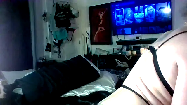 Snapshot of EverlynnCynn20 chatting on 02-13-26, 01:40 EverlynnCynn20 online show from 02-13-26, 01:40