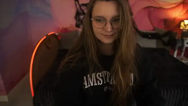 Snapshot of MagicPeachh_ chatting on 10-21-25, 05:52 MagicPeachh online show from 10-21-25, 05:52