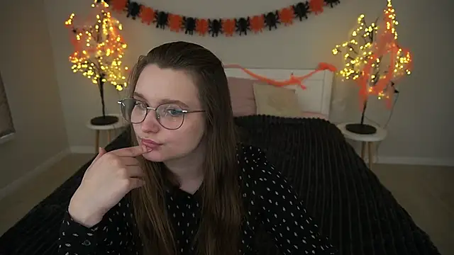 Snapshot of MagicPeachh_ chatting on 10-31-25, 06:58 MagicPeachh online show from 10-31-25, 06:58