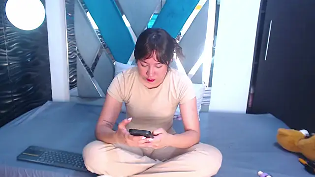 Snapshot of Victoria_Coleman chatting on 10-01-25, 11:05 Victoria Coleman online show from 10-01-25, 11:05