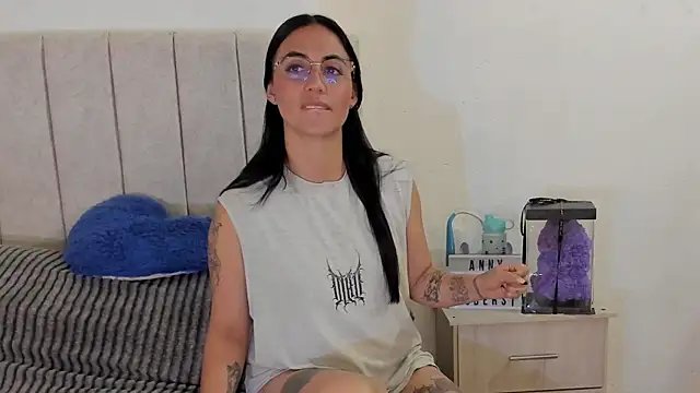 anny roberts online show from 06-18-26, 01:26