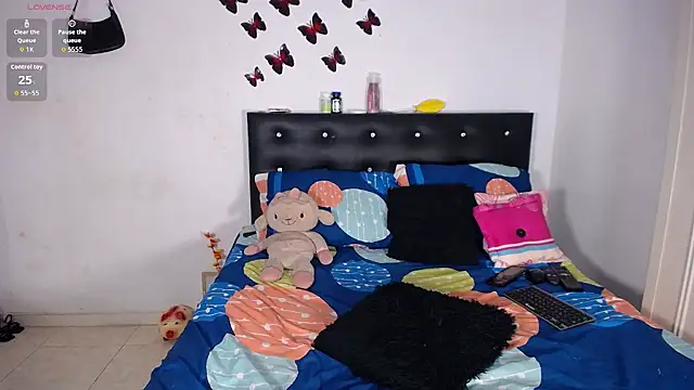 Snapshot of michelleoliver chatting on 11-06-25, 10:27 michelleoliver online show from 11-06-25, 10:27