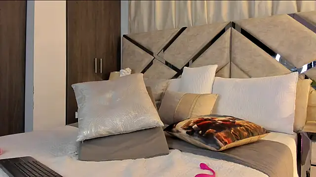 HaileyBaldwin online show from 12-25-24, 11:53