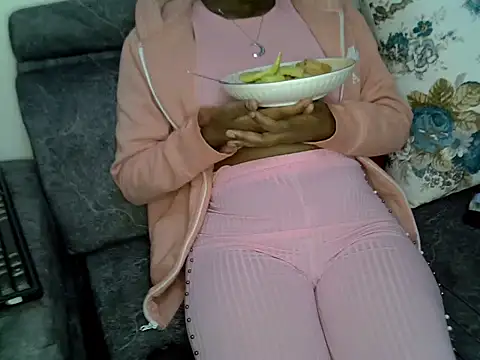 Snapshot of Hot-zeenah chatting on 01-07-25, 01:06 Hot-zeenah online show from 01-07-25, 01:06