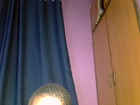 Snapshot of Queen_petite_ chatting on 04-03-26, 06:28 Queen petite online show from 04-03-26, 06:28