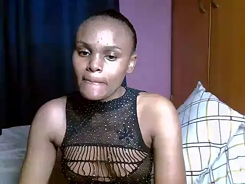 Snapshot of Queen_petite_ chatting on 07-21-26, 04:37 Queen petite online show from 07-21-26, 04:37
