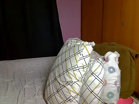 Snapshot of Queen_petite_ chatting on 07-29-26, 11:36 Queen petite online show from 07-29-26, 11:36