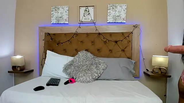 CristalLoren online show from 12-17-25, 06:25