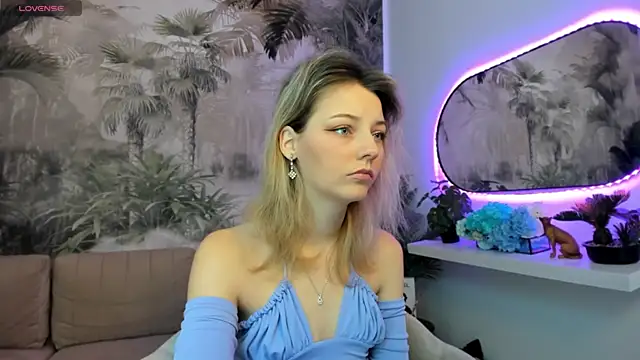 pretty little thing online show from 01-13-25, 05:44