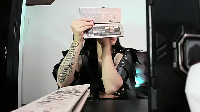 Snapshot of MistressVenena chatting on 10-16-25, 07:59 MistressVenena online show from 10-16-25, 07:59