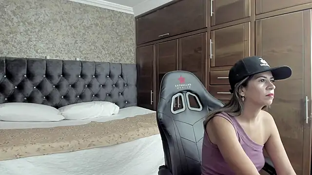 Snapshot of stella_xue chatting on 01-18-25, 11:33 stella xue online show from 01-18-25, 11:33