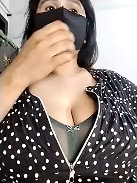 Snapshot of Tishani chatting on 11-04-25, 04:17 Tishani online show from 11-04-25, 04:17