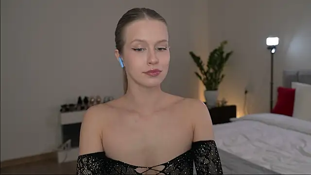 Snapshot of ella_twinkl chatting on 05-02-26, 06:46 ella twinkl online show from 05-02-26, 06:46