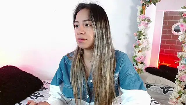 Snapshot of Jules_n_Gia chatting on 12-18-24, 04:28 Jules n Gia online show from 12-18-24, 04:28
