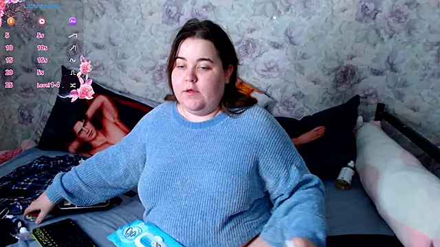 Snapshot of Estelle_Hicks chatting on 12-13-24, 06:16 Estelle Hicks online show from 12-13-24, 06:16