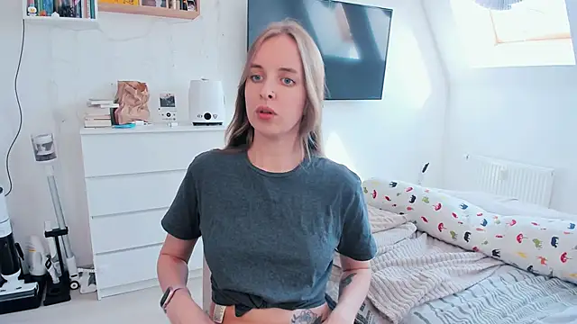 Snapshot of violet_blue_eyes chatting on 05-06-26, 01:27 violet blue eyes online show from 05-06-26, 01:27