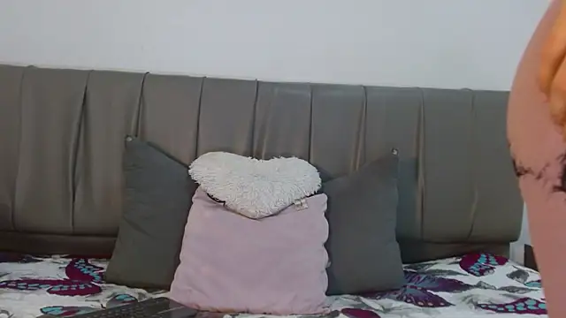 Snapshot of Cherllynn chatting on 01-11-25, 04:36 Cherllynn online show from 01-11-25, 04:36