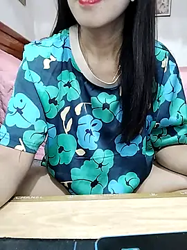 Snapshot of cream1299 chatting on 10-19-25, 11:33 cream1299 online show from 10-19-25, 11:33