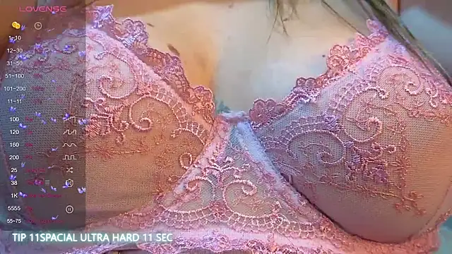 Snapshot of Cristal_v_1 chatting on 05-20-26, 03:13 Cristal v 1 online show from 05-20-26, 03:13