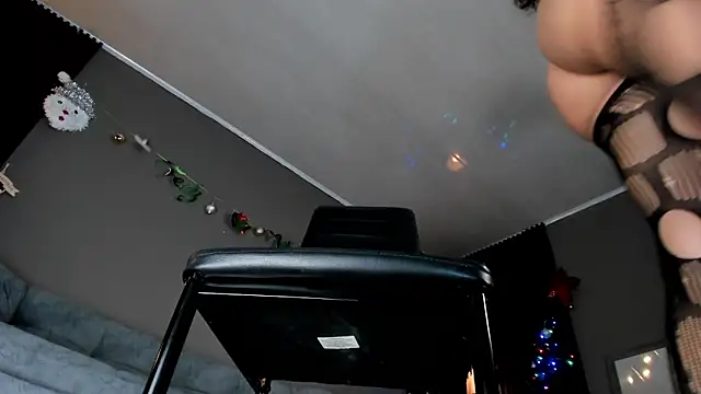 Snapshot of melody_cute10 chatting on 12-11-24, 12:12 melody cute10 online show from 12-11-24, 12:12