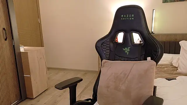 Snapshot of joycesilver chatting on 09-26-25, 08:07 joycesilver online show from 09-26-25, 08:07