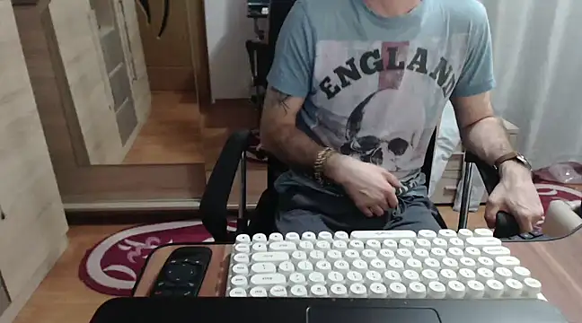 uncutguy01 online show from 03-05-25, 09:04