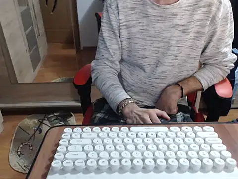 uncutguy01 online show from 10-05-25, 04:44