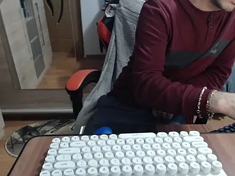 uncutguy01 online show from 11-05-25, 05:29