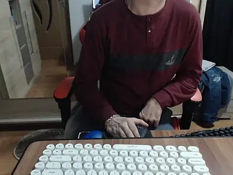 uncutguy01 online show from 11-06-25, 04:35