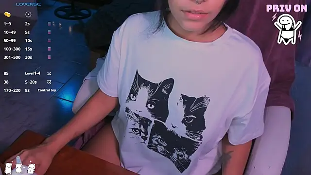AllisonCatUwU online show from 12-11-24, 08:18
