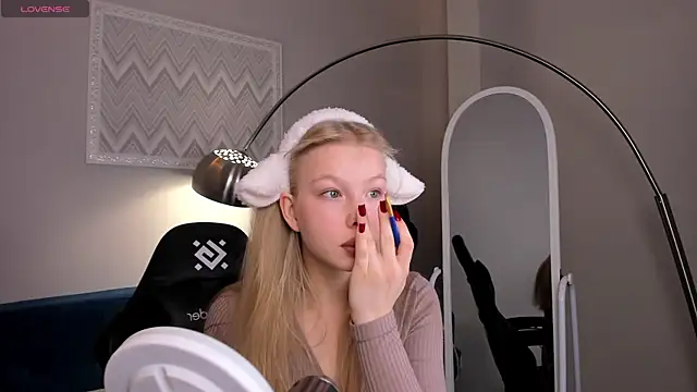 Sarra Cooper online show from 12-10-24, 01:43