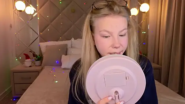 Sarra Cooper online show from 12-27-24, 01:11