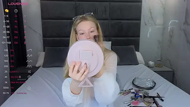 Sarra Cooper online show from 03-17-25, 01:24